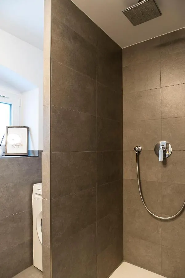 베를린 2Br 2Bthrms High Ceilings Brick Walls Style Apartm 아파트