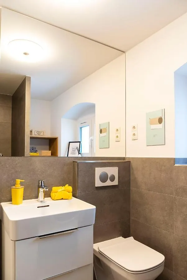 베를린 2Br 2Bthrms High Ceilings Brick Walls Style Apartm 아파트